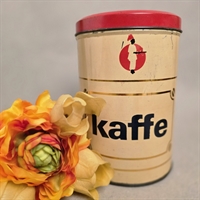 creme-rund-metaldåse-rødt-låg-Mortensens-kaffe-gammel-kaffedåse